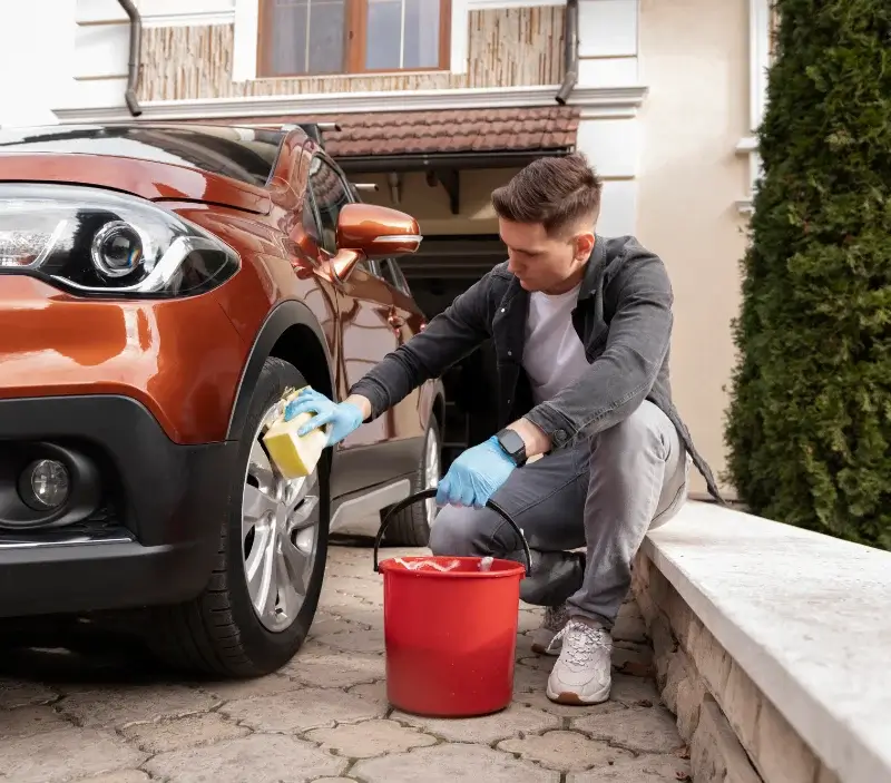 Lavage auto à domicile Lhoumois : professionnel intervenant sur un véhicule